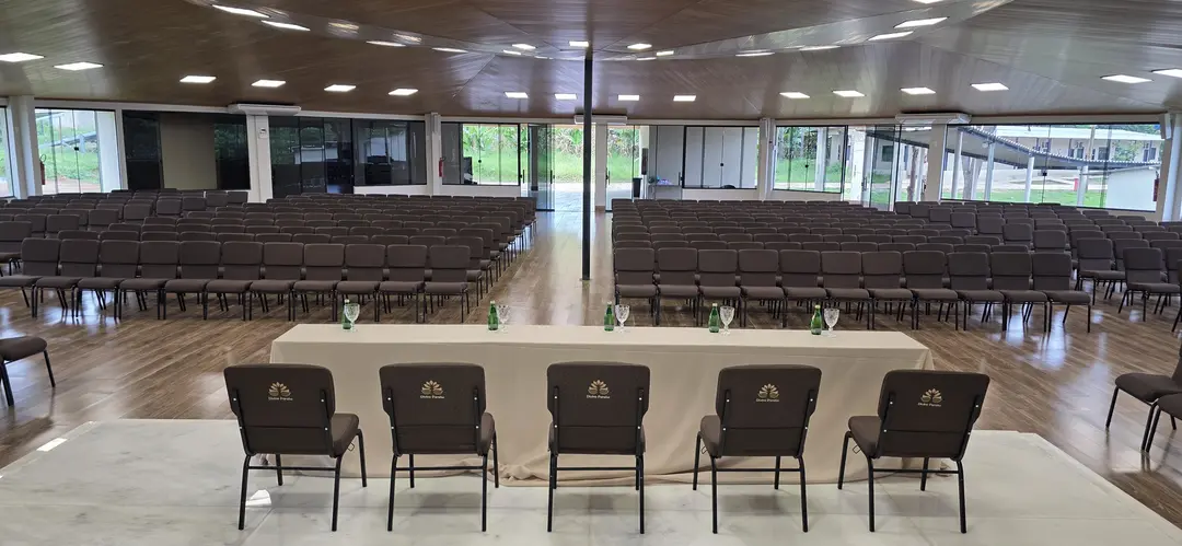 Auditório Tuiuiú preparado com mesa diretora e centenas de cadeiras