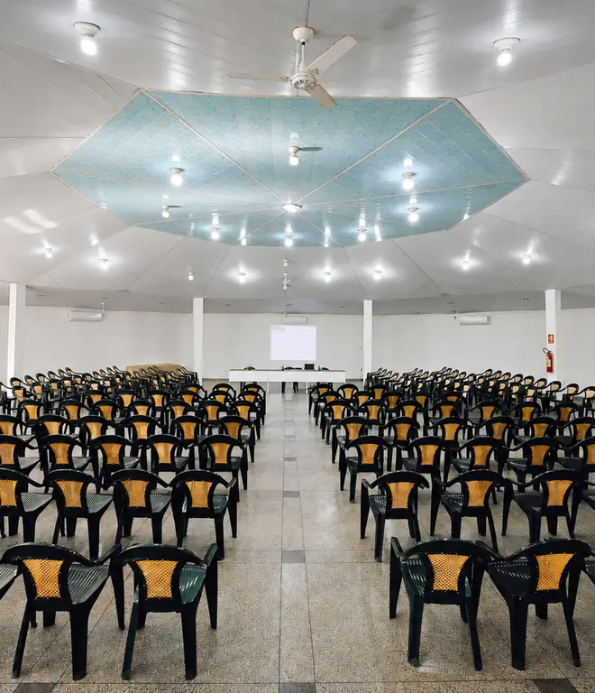 Auditório Tucano com cadeiras em fileiras e o painel iluminado do teto